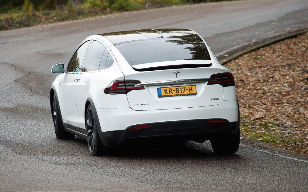 Comparison Tesla Model X P100D 2018 vs Jeep Grand Cherokee